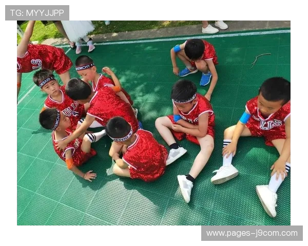 小孩奋力追逐梦想在蜈蚣足球比赛中展现团结与速度魅力